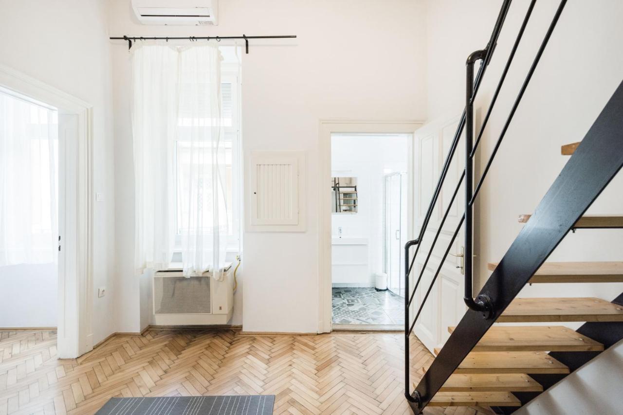 Live Like A Local At The Rustic Hockey Hut Apartman Budapest Kültér fotó