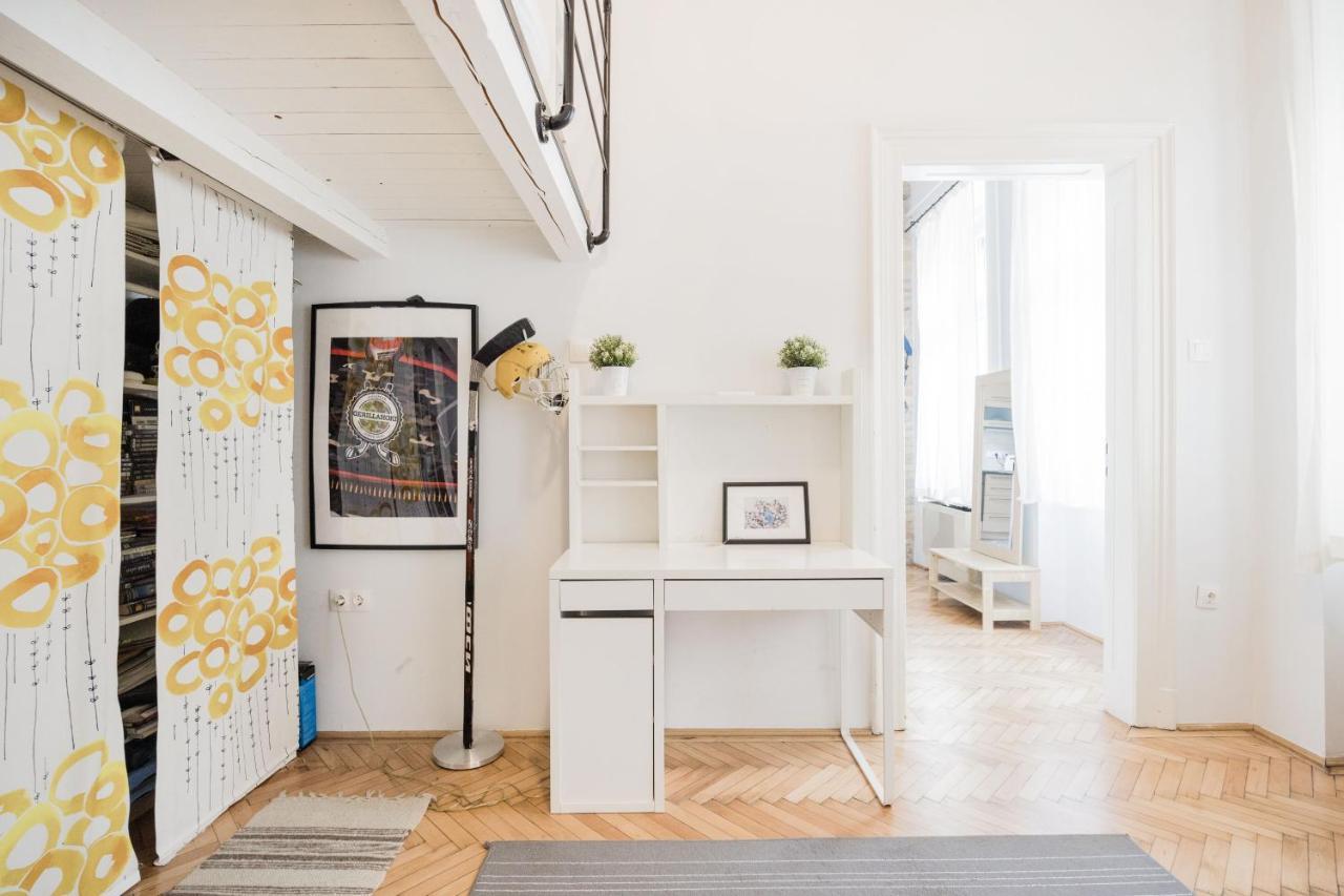 Live Like A Local At The Rustic Hockey Hut Apartman Budapest Kültér fotó
