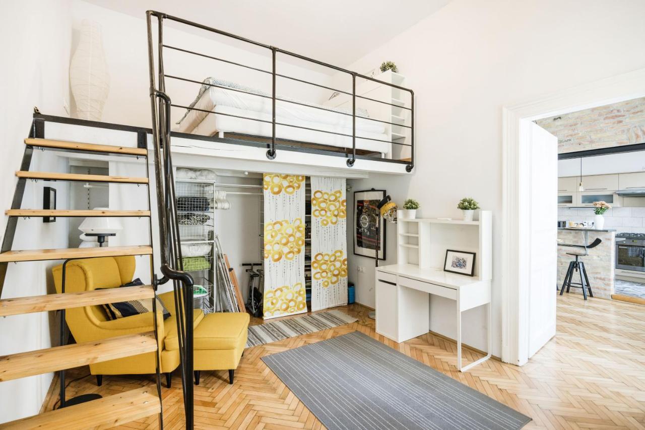 Live Like A Local At The Rustic Hockey Hut Apartman Budapest Kültér fotó