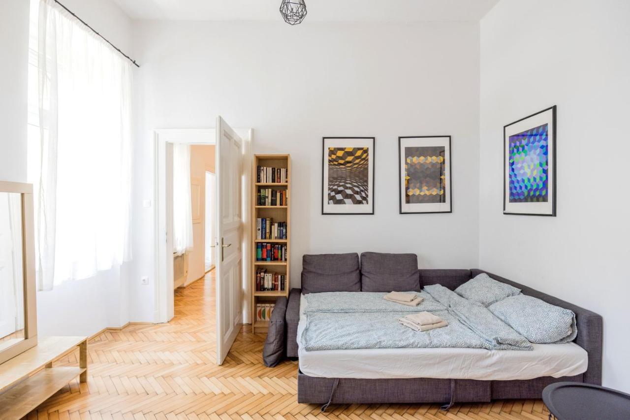 Live Like A Local At The Rustic Hockey Hut Apartman Budapest Kültér fotó