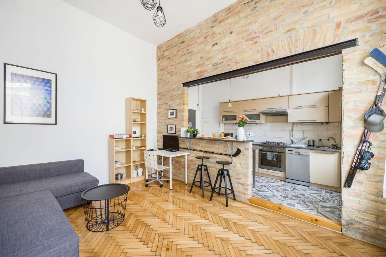 Live Like A Local At The Rustic Hockey Hut Apartman Budapest Kültér fotó